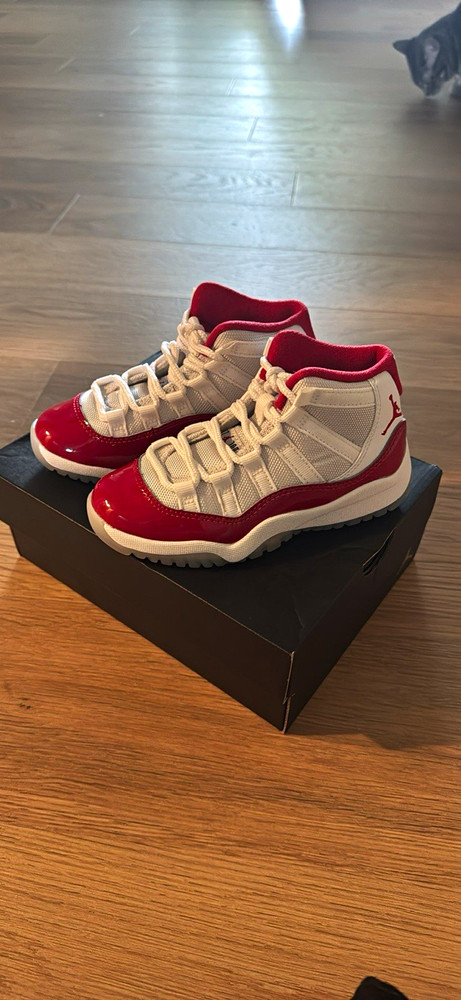 Jordan Air Jordan 11 Mid Top Sneaker Youth US 11 White/Red Leather Lace Up