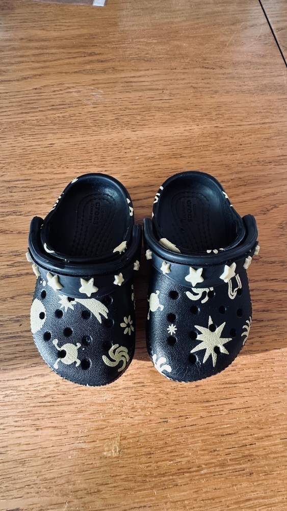 Crocs Kids‘ Classic Glow Space Clogs black base with glow-in-the-dark sleper