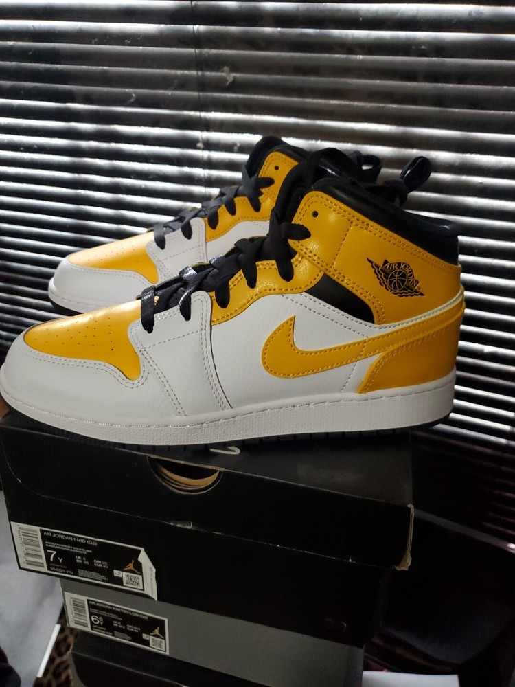 Air Jordan 1 Mid (GS) 554725 170 Size 7y