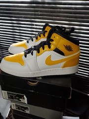 Air Jordan 1 Mid (GS) 554725 170 Size 7y