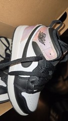 Jordan 1 MID SE, 11c, Black/Bleached Coral- White