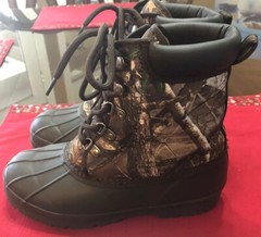 Magellan Outdoors Youth Size 5 Real tree Edge Camoflauge Insulated Boots