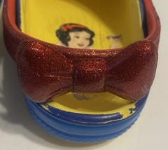 Disney Crocs Kids Classic Clogs Sz C-13 Slip On Snow White