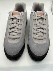 NIKE AIR MAX Youth Invigor Grade School Running Shoes. Size 6.5 Youth.