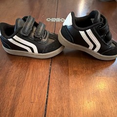 Cat & Jack Unisex Kids Black Hook & Loop Strap Low Top Sneakers, US 6