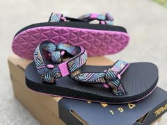 Teva Kids Original Multicolor Universal Sandal, Black Pink Size 1Y NEW