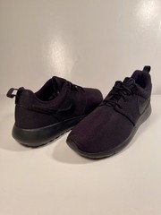 Nike Roshe One (GS), Black/Black, 599728 031, Size 7Y, Triple Black, Big Kids