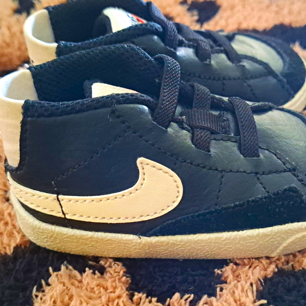 Nike Unisex Size 3c Low Top Lace-Up Athletic Sneakers Black/White Logo
