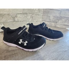 Under Armour UA BPS Assert 9 Black/White Boy’s Sneakers-Size 1Y NWB 3024635-001