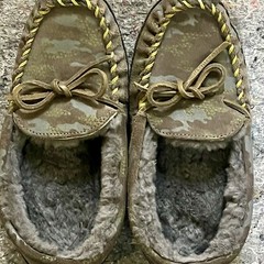 L.L.Bean Youth Wicked Good Grey Camo Print Slippers Size 3. Suede Shearling