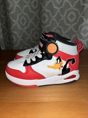 Looney Tunes Kid Sneaker 9 Black Red Basketball Bugs Bunny Marvin Martian Tweety