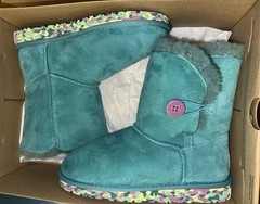 NEW UGG Kids Bailey Button Sheepskin Boots Kids Shoes Size US 4 / EU 34