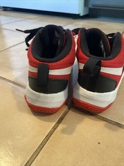 Nike Team D8 Hustle Black & Red Basketball Shoes Size 2Y 881942-004