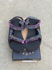 Teva Kids Original Multicolor Universal Sandal, Black Pink Size 2Y NEW