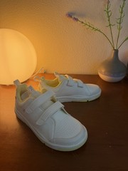 ON Shoes Kids Size 2.5 Yellow & White The Roger Advantage Sneakers, New In Box