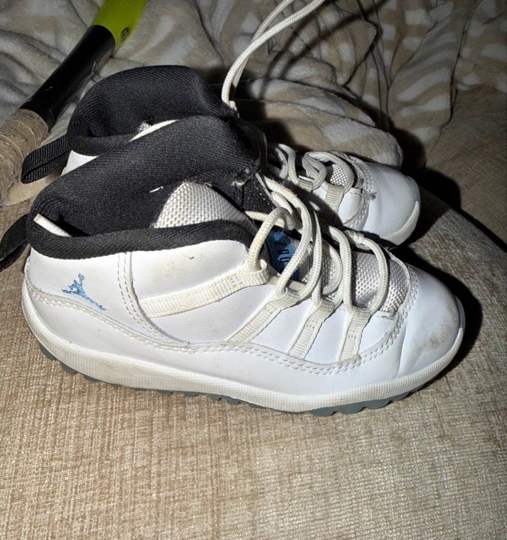 Jordan Air Jordan 11 Low White/Black Leather Unisex Kids Sneakers US 10C