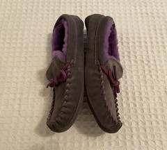 LL BEAN L.L. Bean Wicked Good Sheepskin Shearling Moccasins Slippers – Kids 4