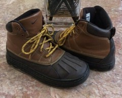 NIKE Woodside PS Kid’s British Tan Brown Gold Gum Boots Size 2Y #415079-200 EUC