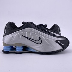 Nike (GS) Shox R4 „BLACK PSYCHIC BLUE“ 2025 – Size 5.5Y – CW2626 004 (884-104)