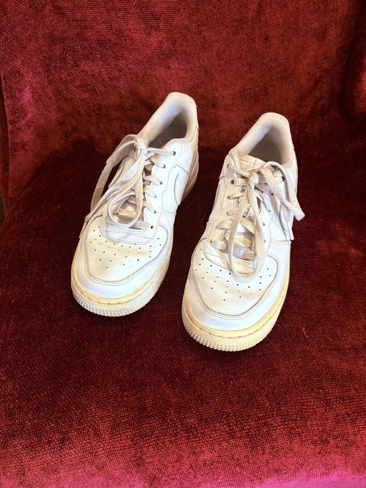 Youth sneakers Air Force One, Nike Sneakers, White Size 5 1/2 male or female ￼