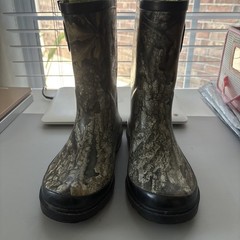 Magellan Outdoors Real Tree Edge Camo Waterproof Rubber Rain Boots Youth Size 3