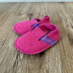 CROCS Kid’s Size 7 Classic Slippers Comfortable Slip-on Fuzzy Felt Girls Pink