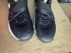 Nike Team Hustle D11 Low Black Metallic Gold – 7Y 8.5 W