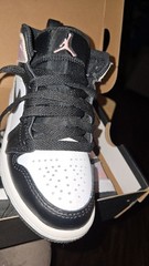 Jordan 1 MID SE, 11c, Black/Bleached Coral- White