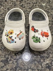 White lined Crocs Clogs w/ Tiny Hero 5 Pack set of Jibbitz Sz 9 Little Kids