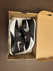 youth euc nike kyrie fly trap 5. youth size 6. womens 7.5. only worn indoors.