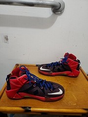 NIKE LEBRON XII GS SUPERMAN YOUTH USA SIZE 6.5Y