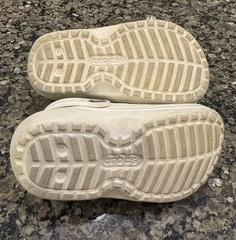 White lined Crocs Clogs w/ Tiny Hero 5 Pack set of Jibbitz Sz 9 Little Kids