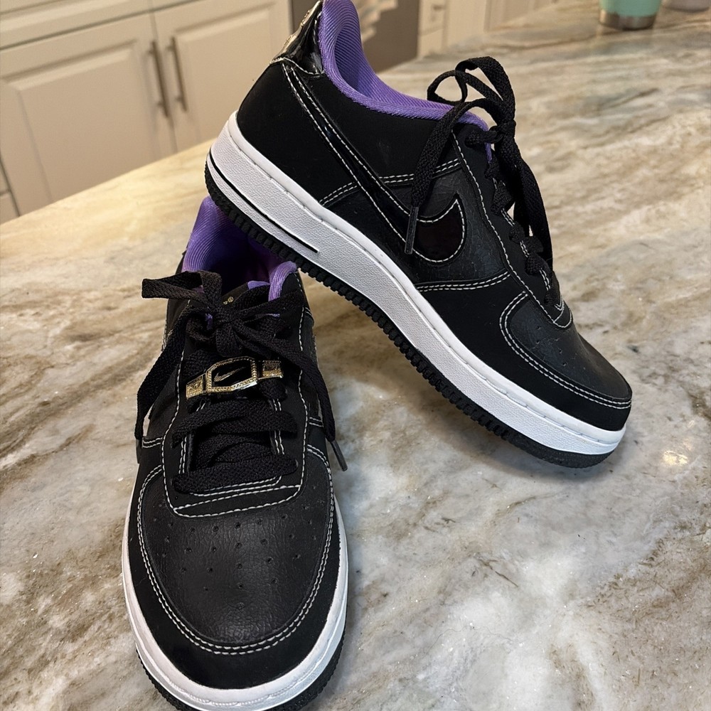 Nike Air Force 1 LV8 Low World Champ – Lakers – DQ0300-001 Boys Size 3.5Y