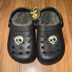 Kids Black Lined Glow-in-the-Dark Skull Patch Clog Slippers US 6/7