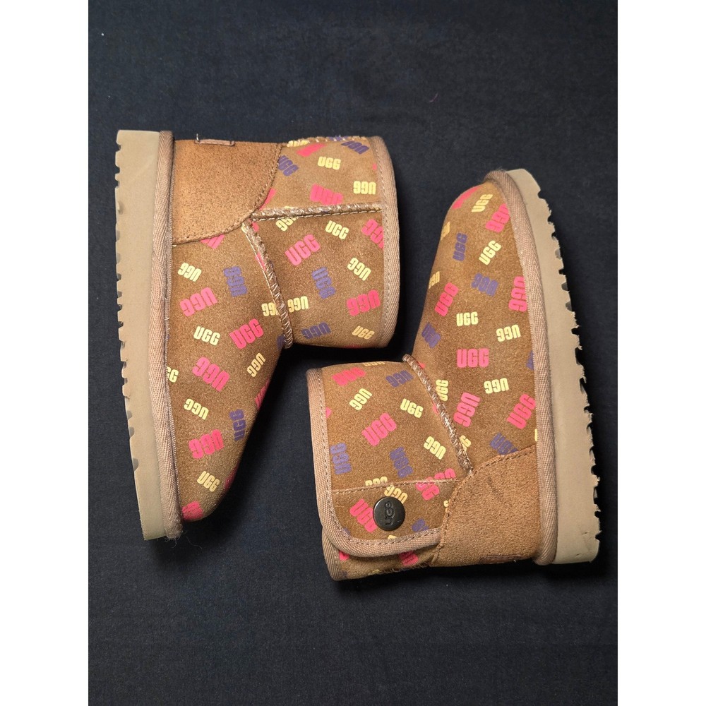 UGG Toddler Mini Bailey Button Logo Print Chestnut Boots 1153635T Size 9