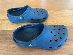 Crocs Classic Clogs Kids Navy Cutout Comfort Shoes with 4 Charms; Size 1/2