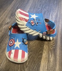 Kids Size C 18 Marvel x Crocs Captain America Super Hero Echo Clogs