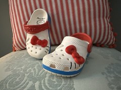 CROCS x HELLO KITTY Size 6 C Classic Clogs 50th Anniversary 2024 Toddler EEUC