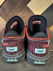 NIKE Lebron XX Night Maroon Sneakers Youth Size 5.5Y/ Woman’s 6 FB8974-600