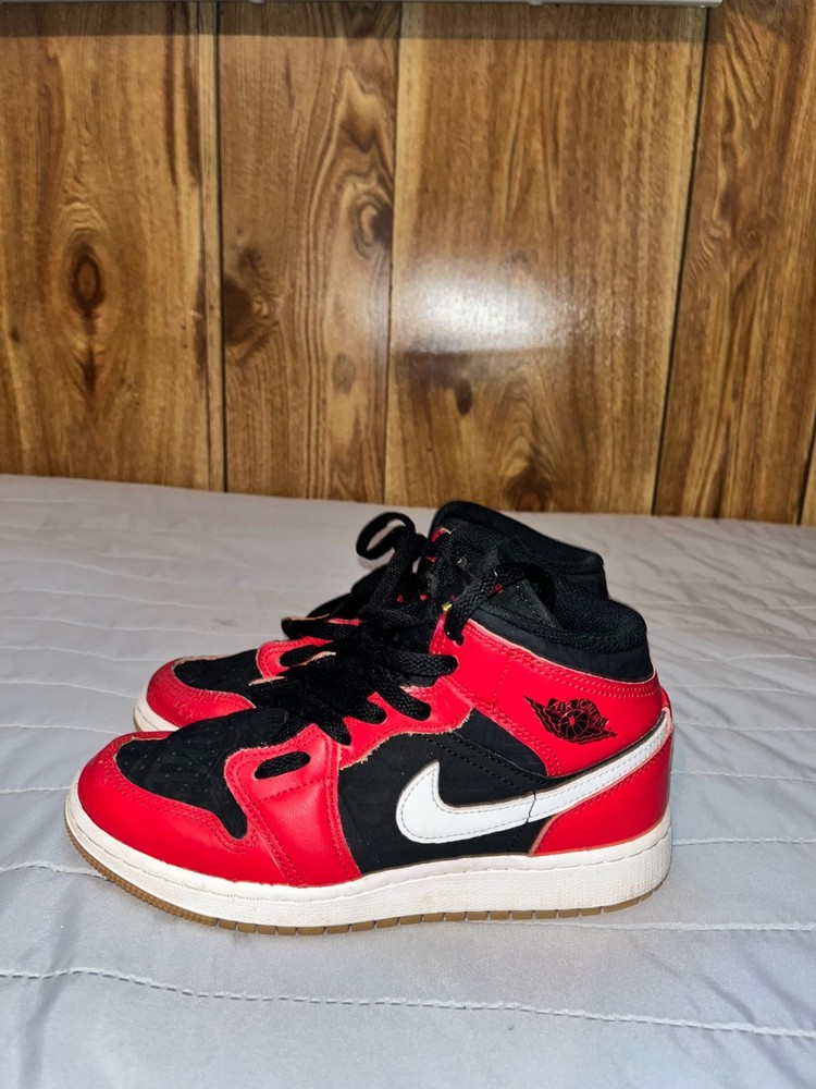 Size 4 (GS) – Jordan 1 SE Mid Christmas