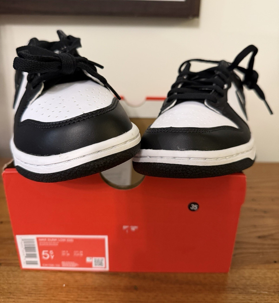 Nike Nike Dunk Low (GS) Black/White Leather 5.5Y Low Top Lace Up Sneakers